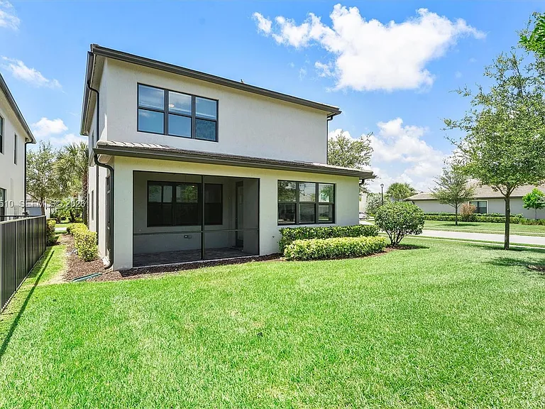 2485 Primrose Pl — Photo 39