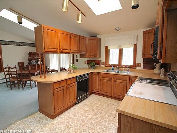 Open flow from kitchen to Dining Room