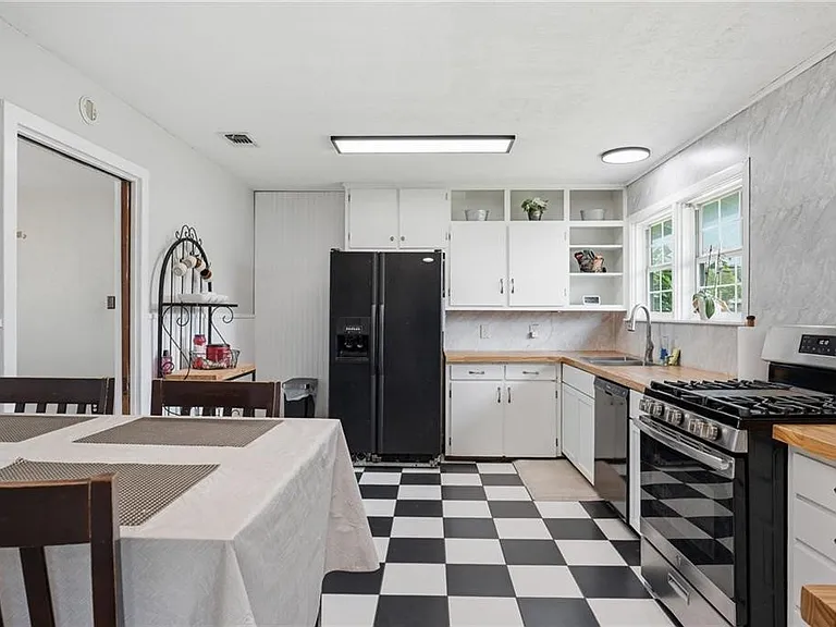 651 W Wilson Ave — Photo 14