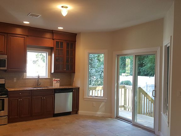 4th image of 139 Sampson Ave