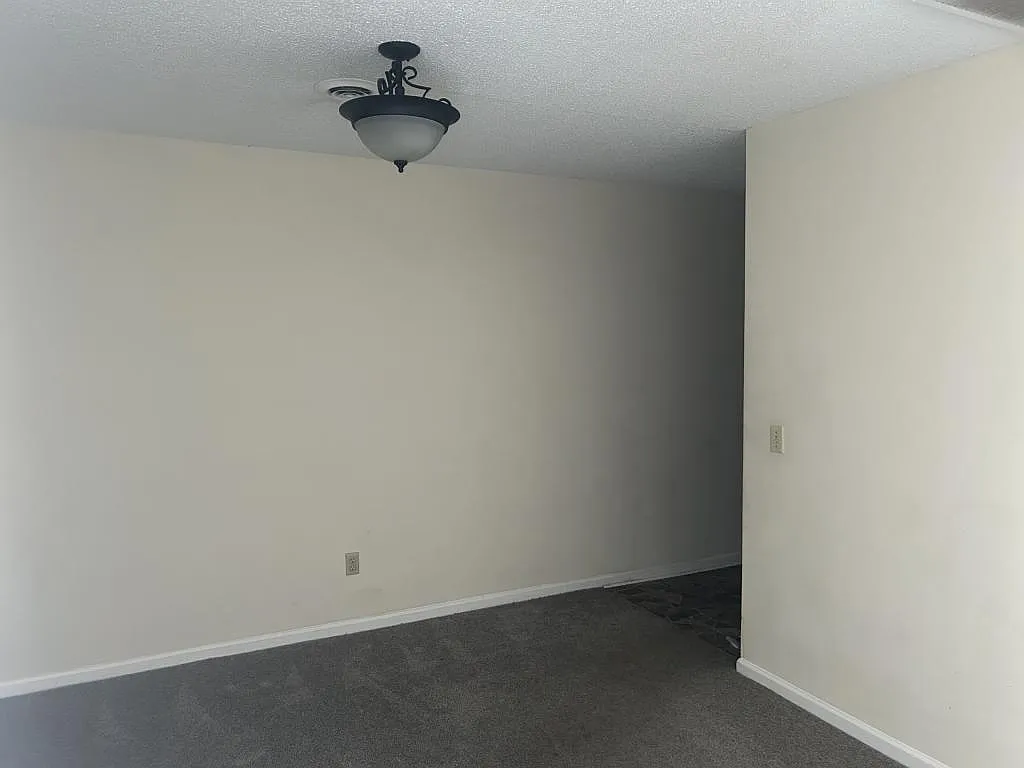 2504 Hyde Cir Apt A — Photo 2