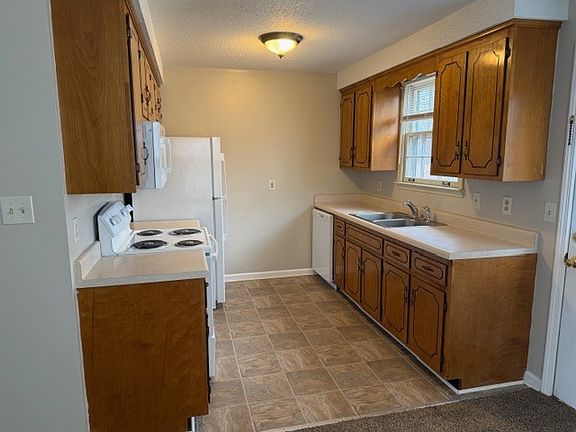 3rd image of 722 Shelton Cir