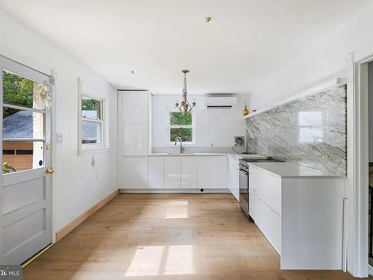 601 Cathcart Rd — Photo 4