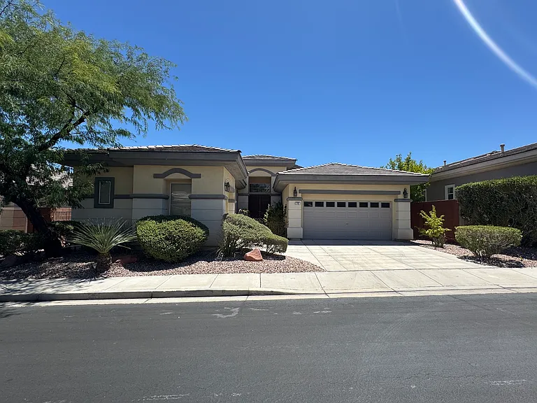 712 Pinnacle Heights Ln — Photo 1