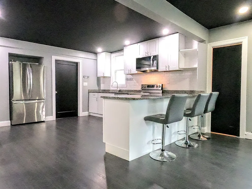 3 bed, 2.0 bath, 1800 sqft, $4,500 — Photo 2