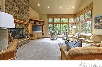 4 bed, 3.5 bath, 5320 sqft, $8,200 — Photo 3
