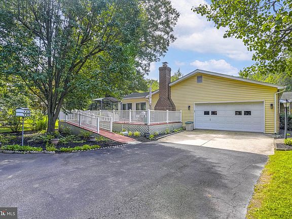 2nd image of 4949 Idlewilde Rd