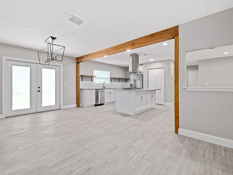 408 W Virginia Ave — Photo 3