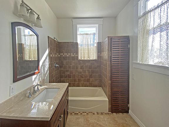 4th image of 933 E Santa Paula St #C