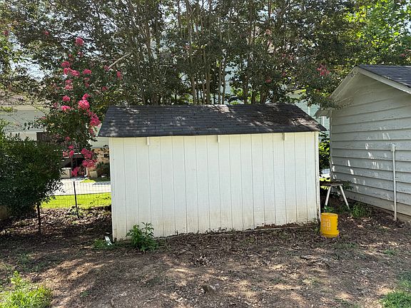 5th image of 3910 Clairmont Rd