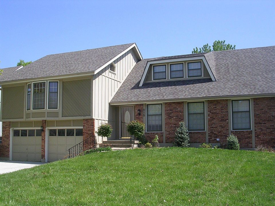 1st image of 615 NE Clubhouse Dr