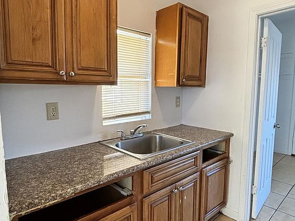 4th image of 102 Oak St