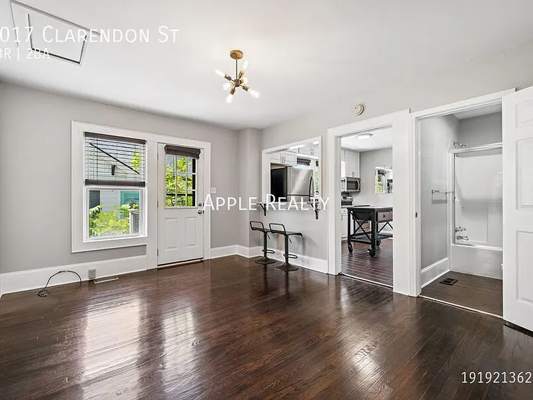 1017 Clarendon St — Photo 5