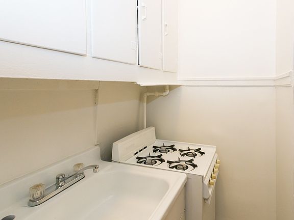 3rd image of 4631.5 N Paulina St #M08r