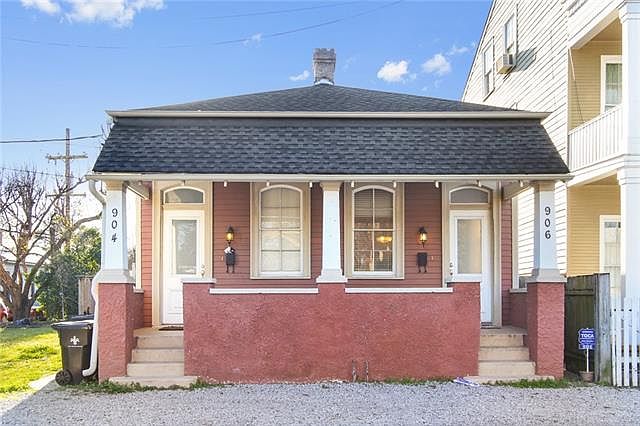 1st image of 906 Pleasant St