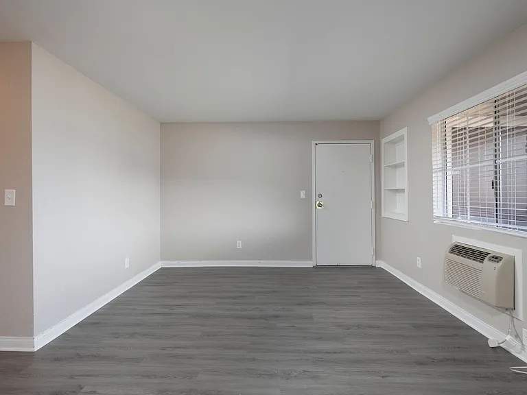 Willow Creek Apartments — Photo 25