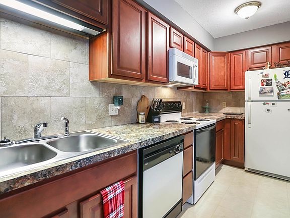 4th image of 17448 Dunewood Ct Unit B