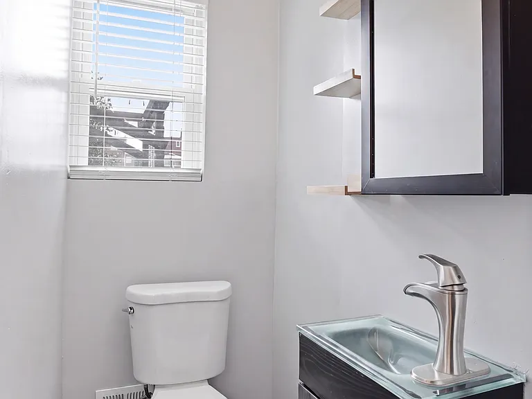 521 Madison St NE #1 — Photo 9