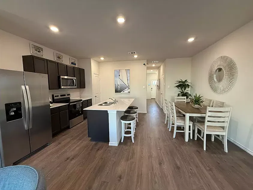 4 bed, 2.5 bath, 1510 sqft, $2,000 — Photo 4