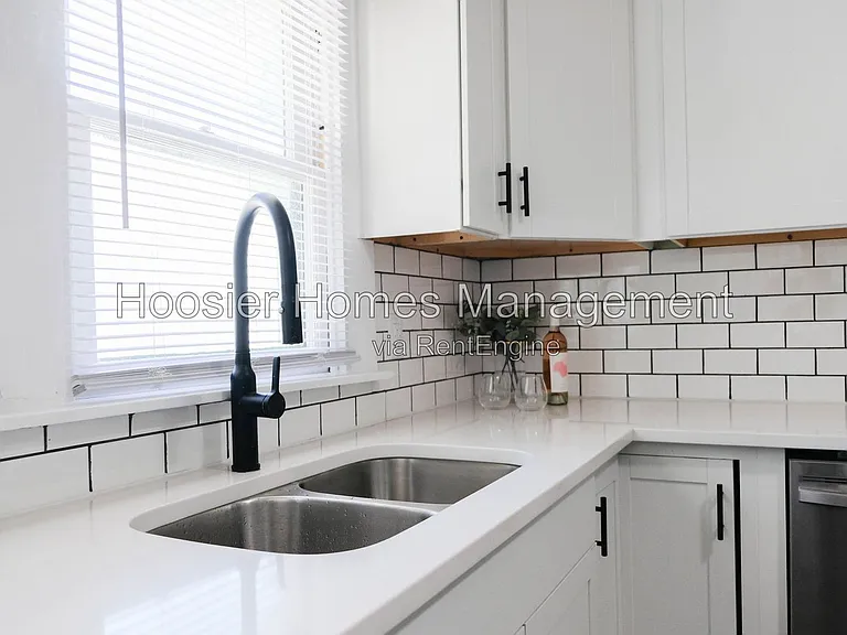 2035 E 43rd St — Photo 9