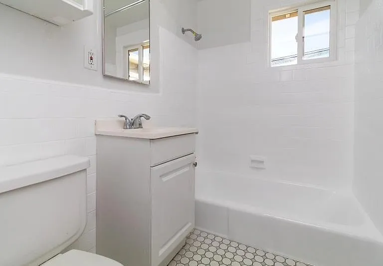 1712 E 1st St #12 — Photo 15