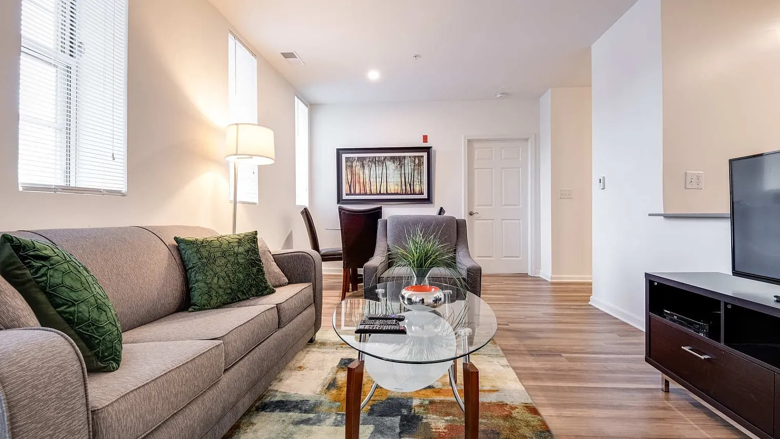 1 bed, 1.0 bath, 861 sqft, $7,352 — Photo 2