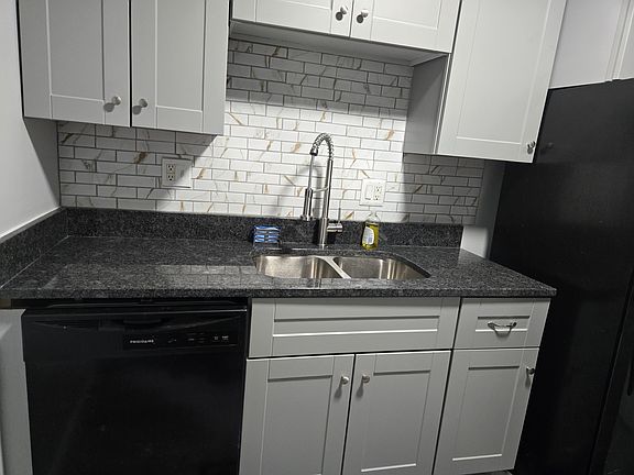 4th image of 33 Barberry Ct