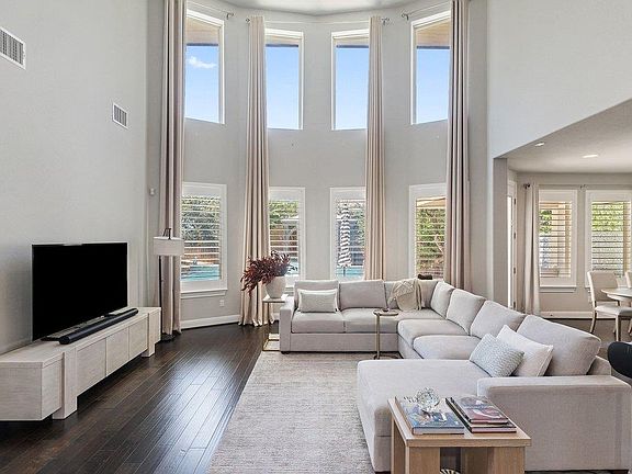 4th image of 15504 Cabrillo Way