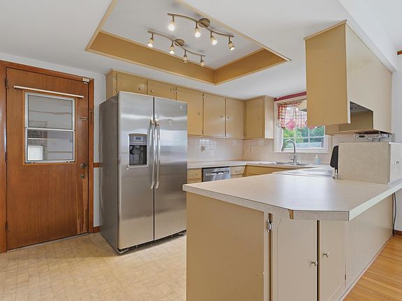 5th image of 102 Washington Dr