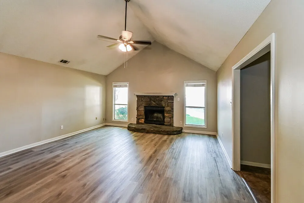 3 bed, 2.0 bath, 1910 sqft, $1,680 — Photo 3