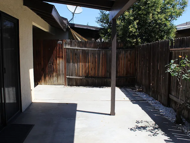 7608 Stockdale Hwy — Photo 13