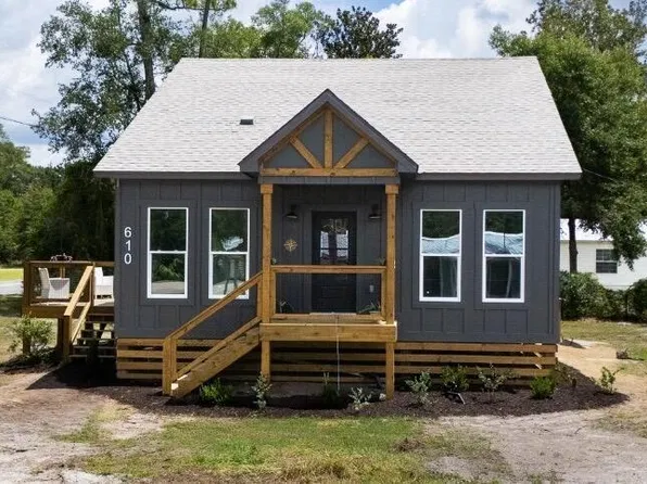 610 10th St W, Carrabelle, FL 32322