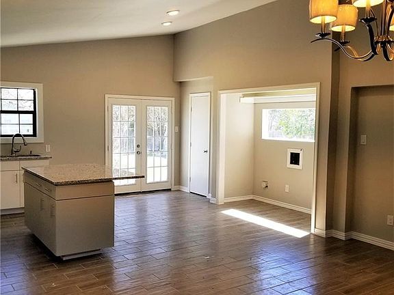4th image of 714 Royal Crest Dr