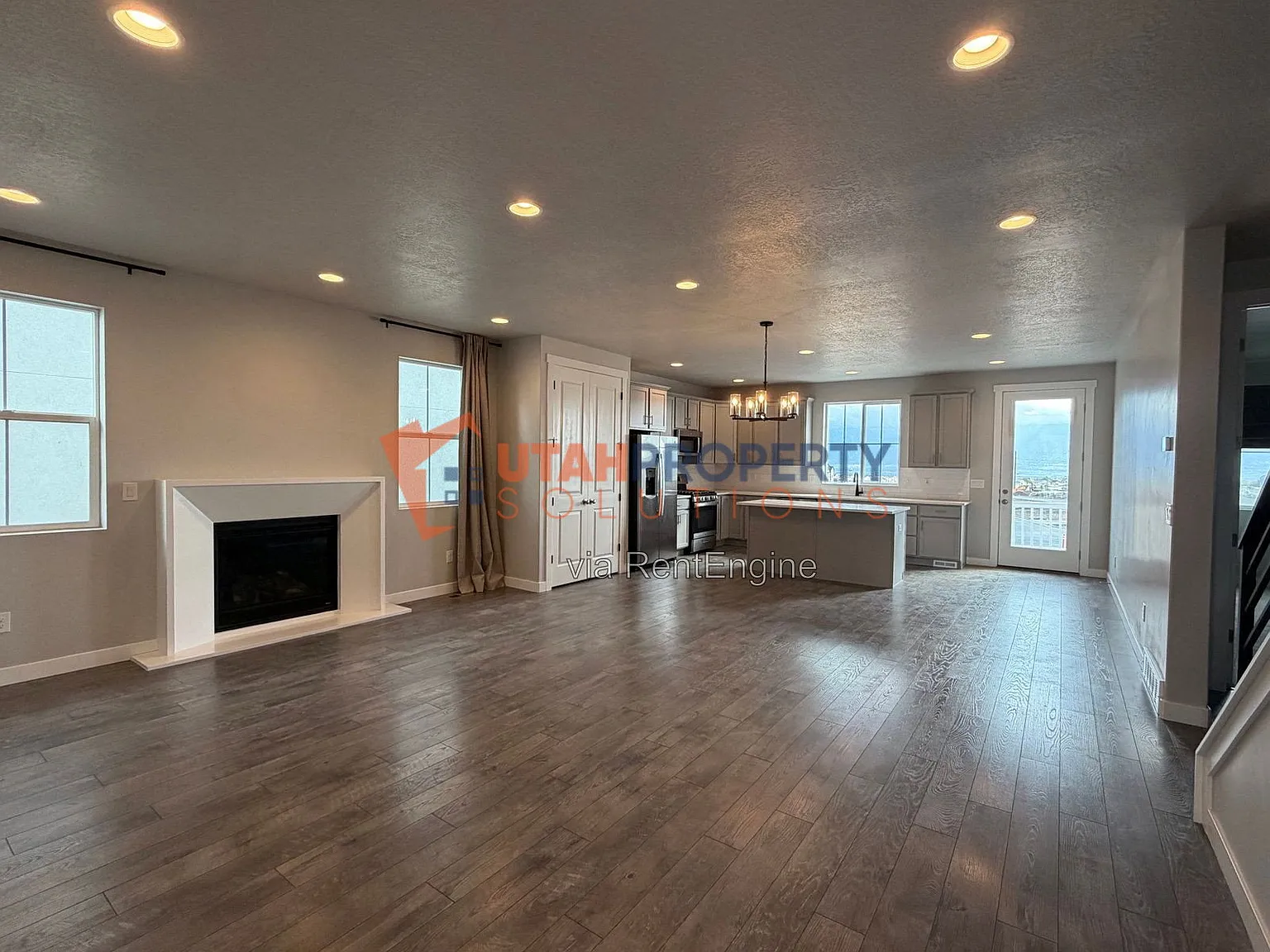 4 bed, 2.5 bath, 4119 sqft, $2,995 — Photo 2
