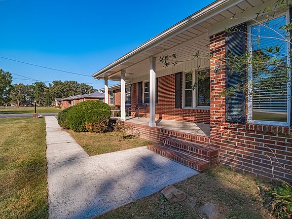 3rd image of 1201 Woodcrest Dr