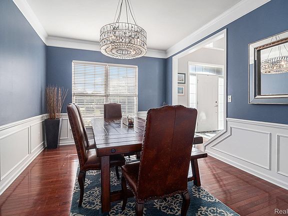 4th image of 2418 Premier Ln