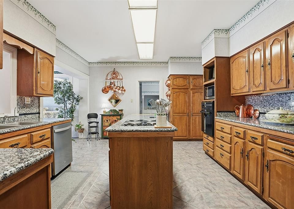 8th image of 103 E Dogwood St