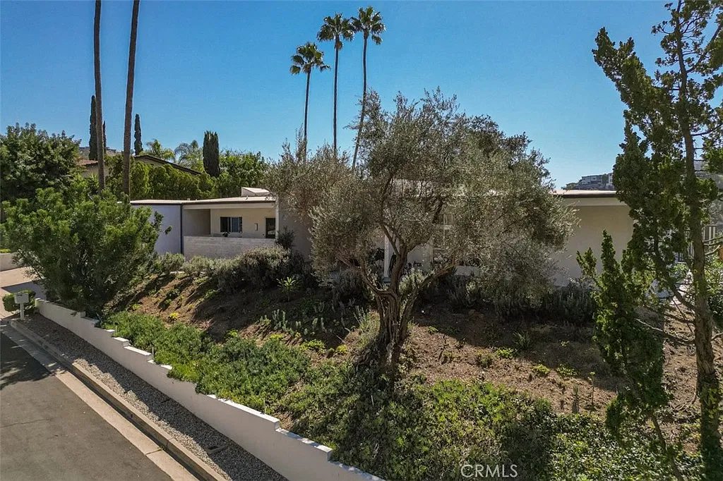 4 bed, 2587 sqft, $8,500 — Photo 3