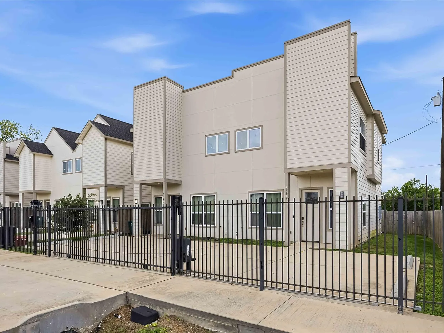 3 bed, 2.5 bath, 1336 sqft, $2,350 — Photo 2