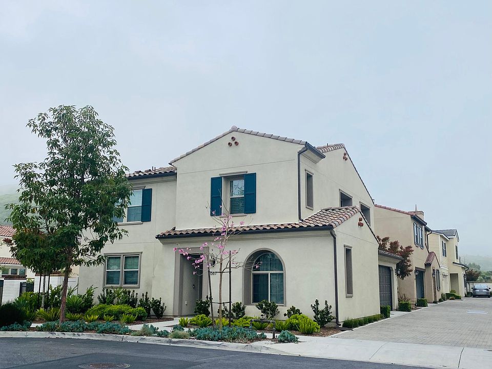 HOA Maintained Large Front Yard, allowing ample space for decorations during Christmas and other festive season.