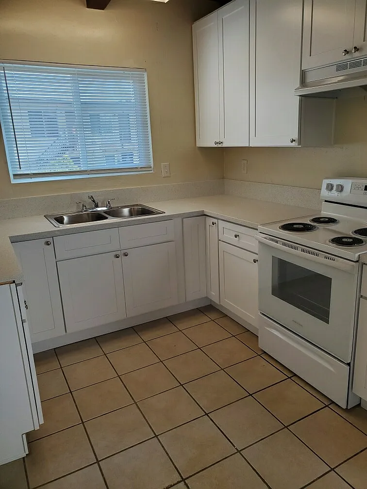 Building Photo - 2224 Primrose Ave #10
