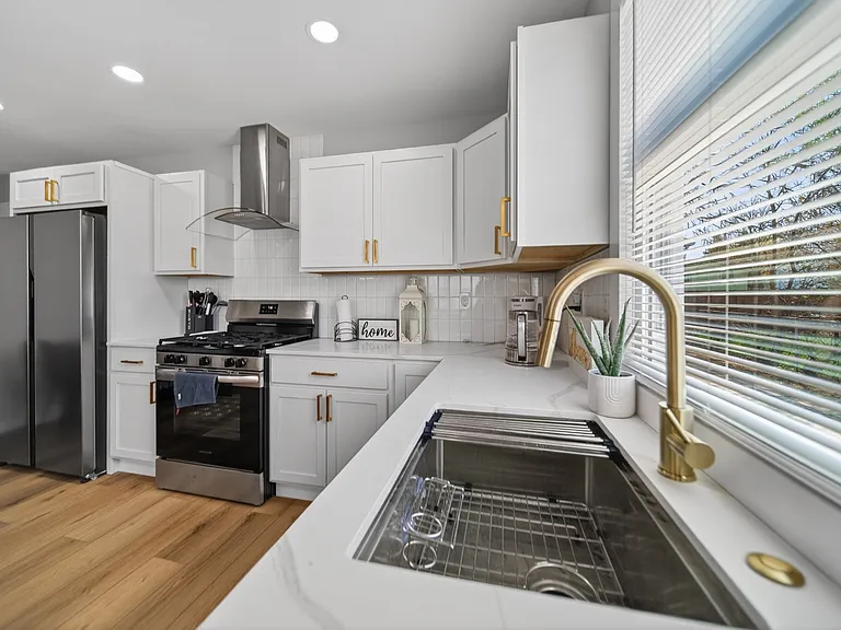1547 Woodlawn Ave — Photo 13