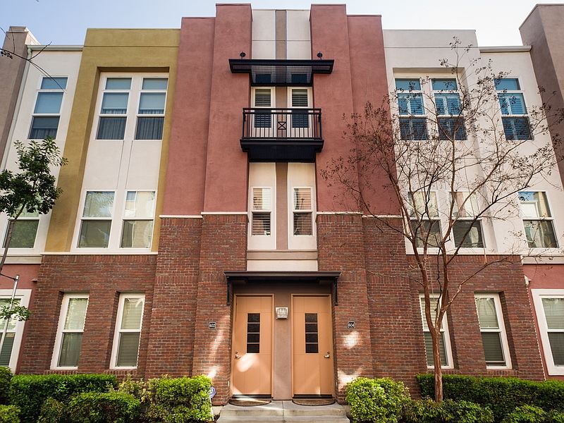 1st image of 604 W 1st St