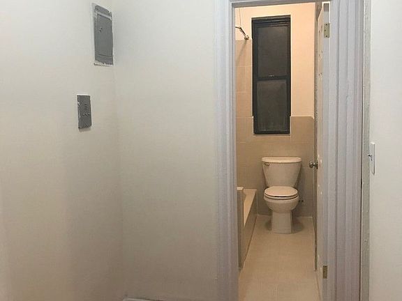 5th image of 2541 Aqueduct Ave APT 4E