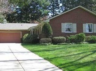 8 Kent Dr, Orchard Park, NY 14127