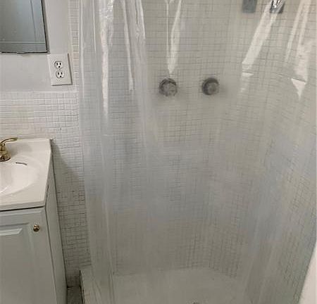 5th image of 615 NE 76th St