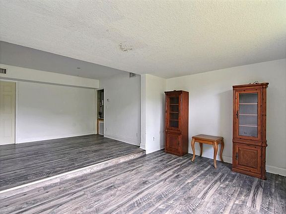 5th image of 1835 50th Ave
