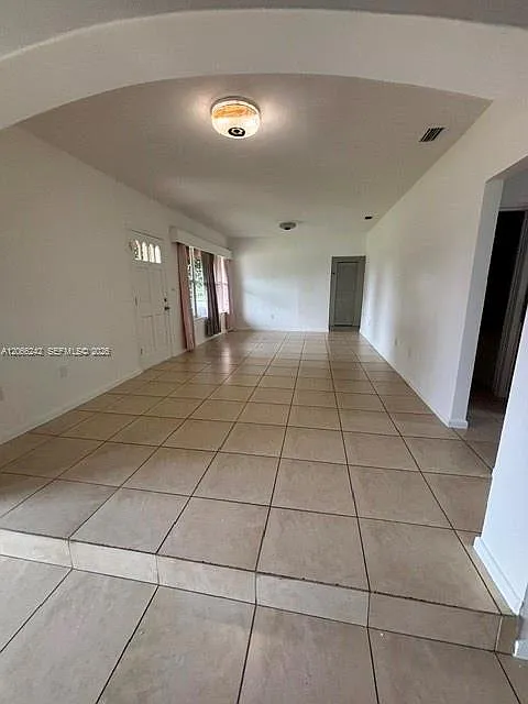 R J Clark Manor — Photo 4