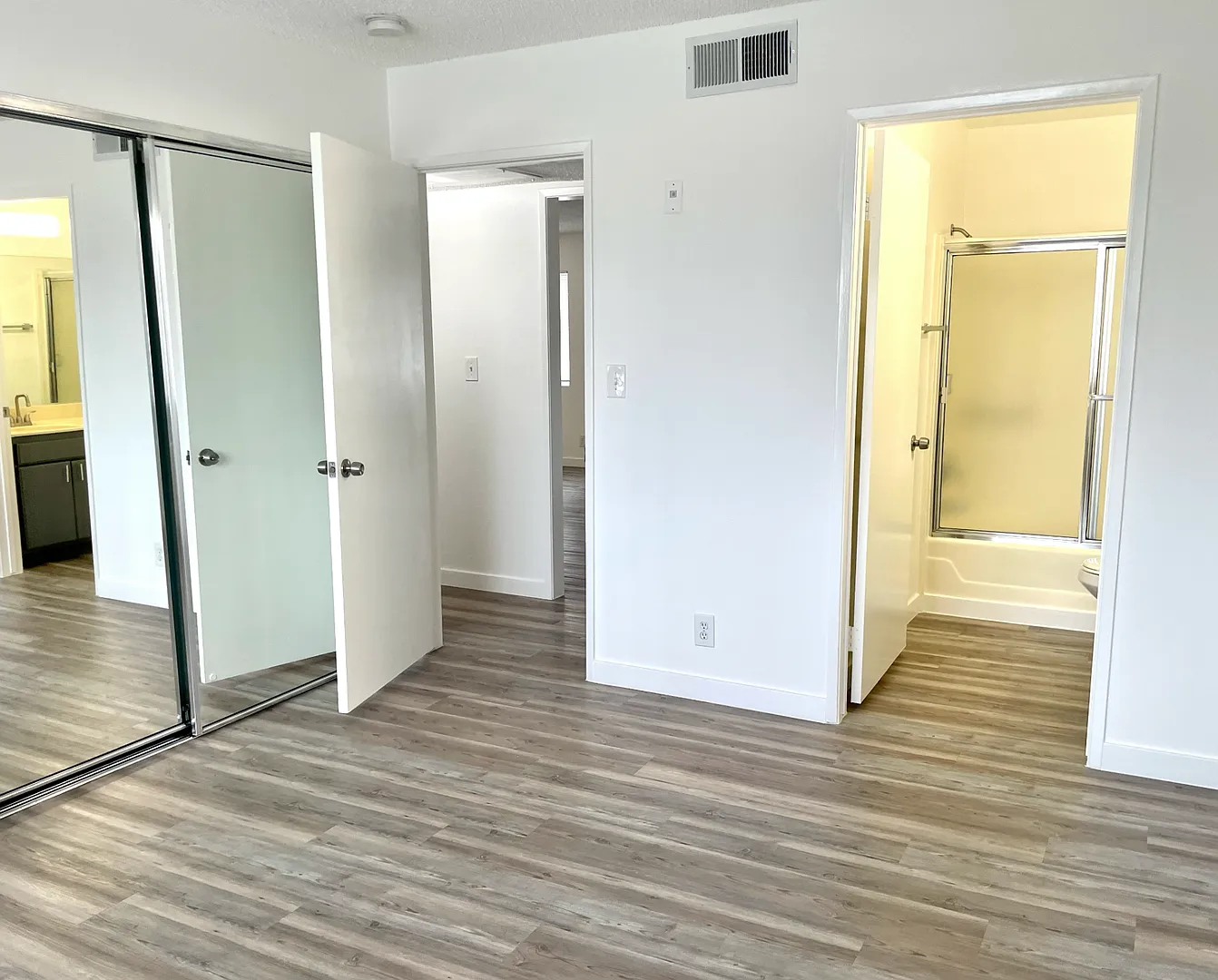 Beautiful 2 Bed/2 Bath Apartment with Private Balcony, Hardwood Flooring, Laundry Hook Ups, and C... — Photo 3