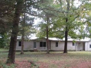 810 E 4th St, Buckner, IL 62819